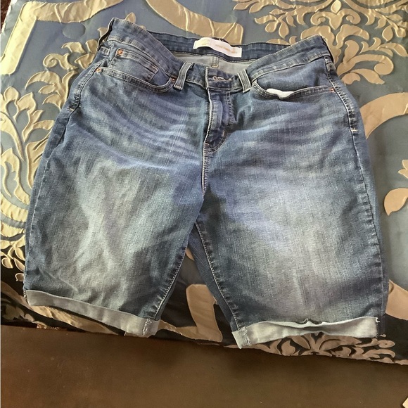 Levi’s Strauss Mid Rise Bermuda Shorts - Picture 3 of 3